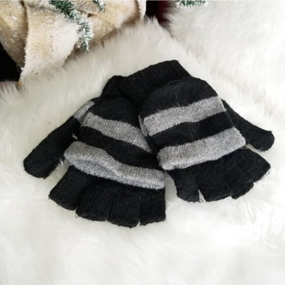 Black and gray mitten/glove - Picture 1 of 3